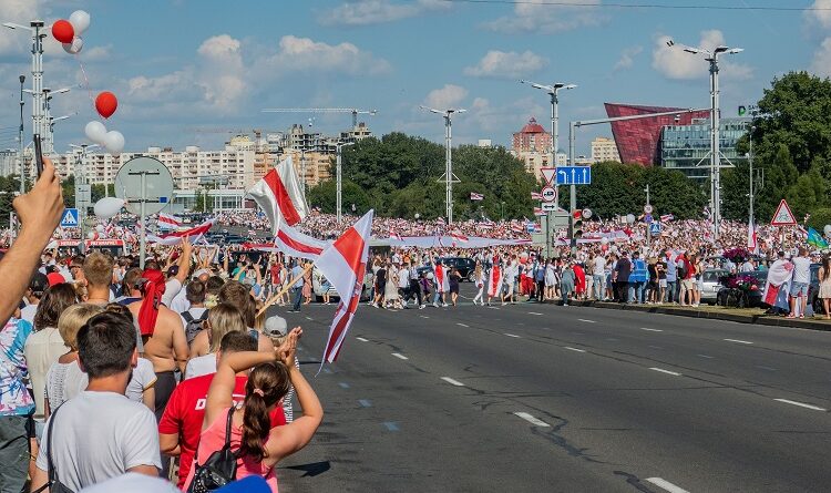 Protestos em Minsk contra os resultados das eleições presidenciais | Foto: Homoatrox/Wikimedia Commons