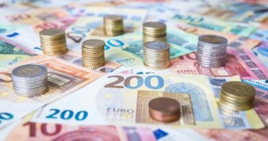 Notas e moedas de euro ocupam toda a imagem